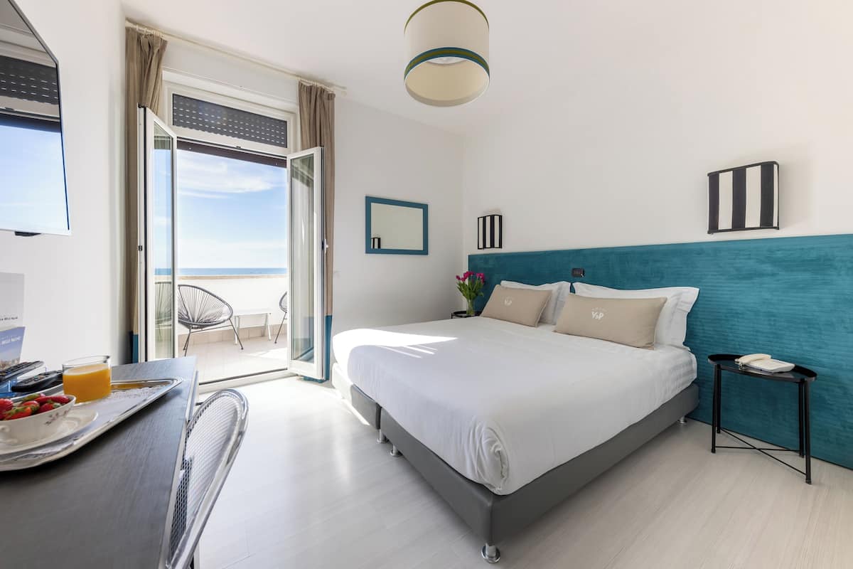 Habitación doble superior, balcón, vista al mar | Ropa de cama de alta calidad y minibar