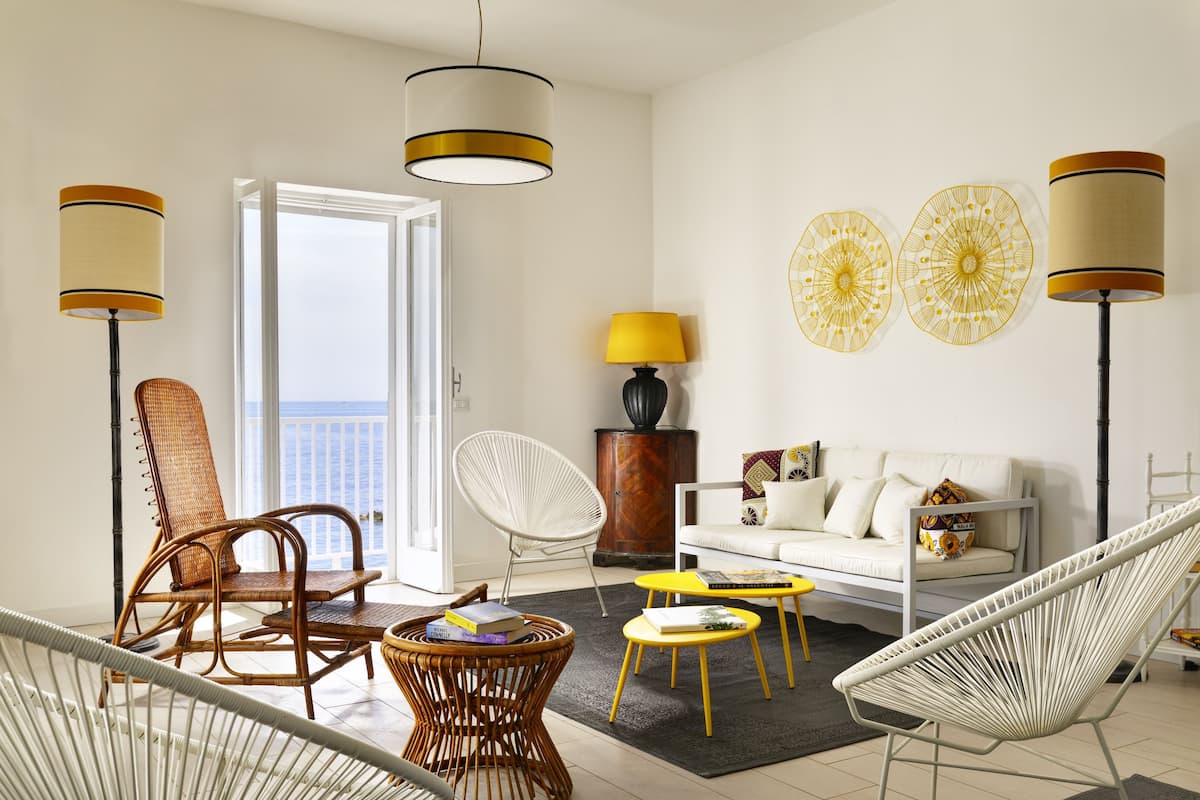 Junior Suite Vista Mare (con balcone) | Woonkamer | Een lcd-televisie en betaalfilms