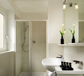 Dusche, kostenlose Toilettenartikel, Haartrockner, Handtücher
