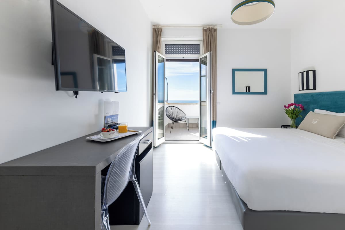 Habitación doble superior, balcón, vista al mar | Ropa de cama de alta calidad y minibar