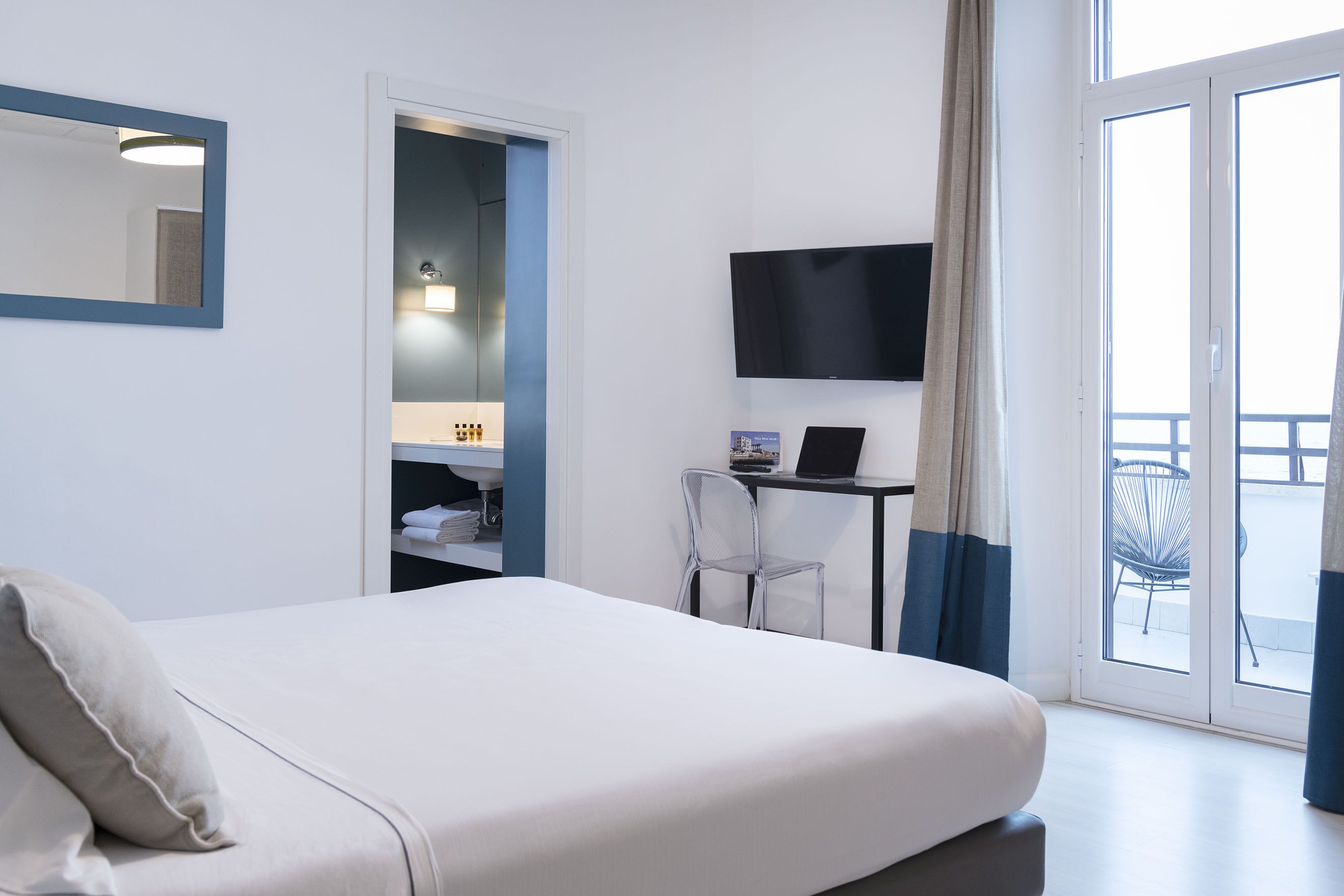 deluxe room, balcony, sea view | 1 bedroom, premium bedding, minibar, in-room safe