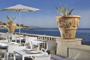 Se sirven desayunos y almuerzos; cocina mediterránea; con vista al mar