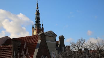 Un edificio storico con una torre dell'orologio imponente e una facciata in mattoni tradizionali.