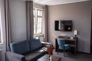 Standard Triple Room, 1 Queen Bed | Living room