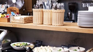 Un buffet proposant une variété de plats et d’ustensiles.