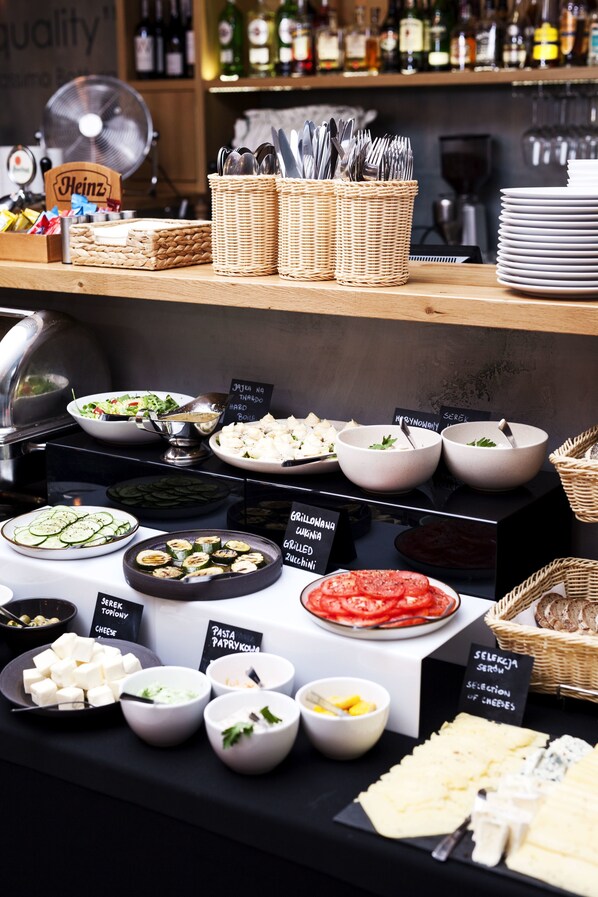 A buffet with various food items and utensils. - Apart Neptun (Gdansk)