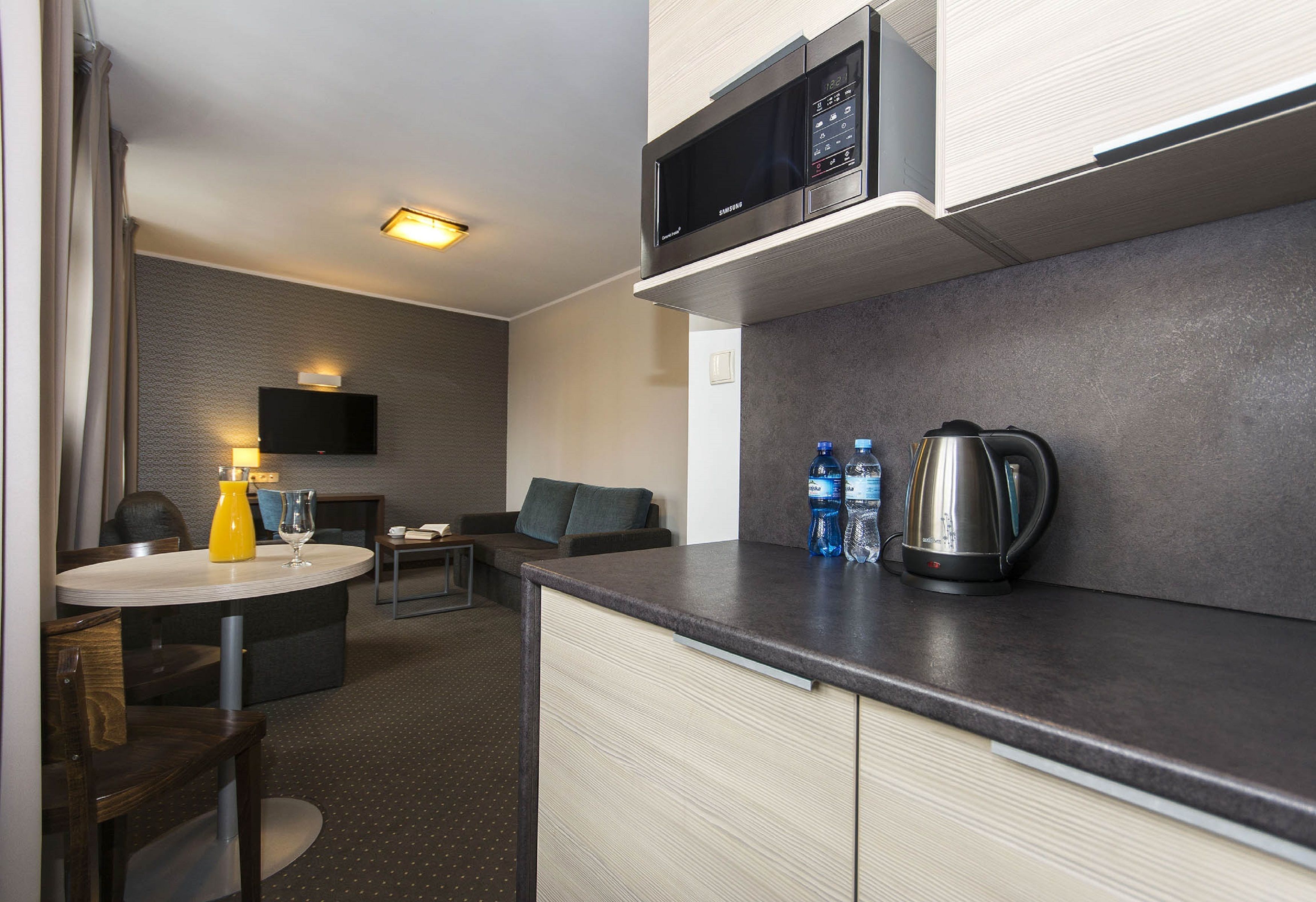 apartment, kitchenette | microwave