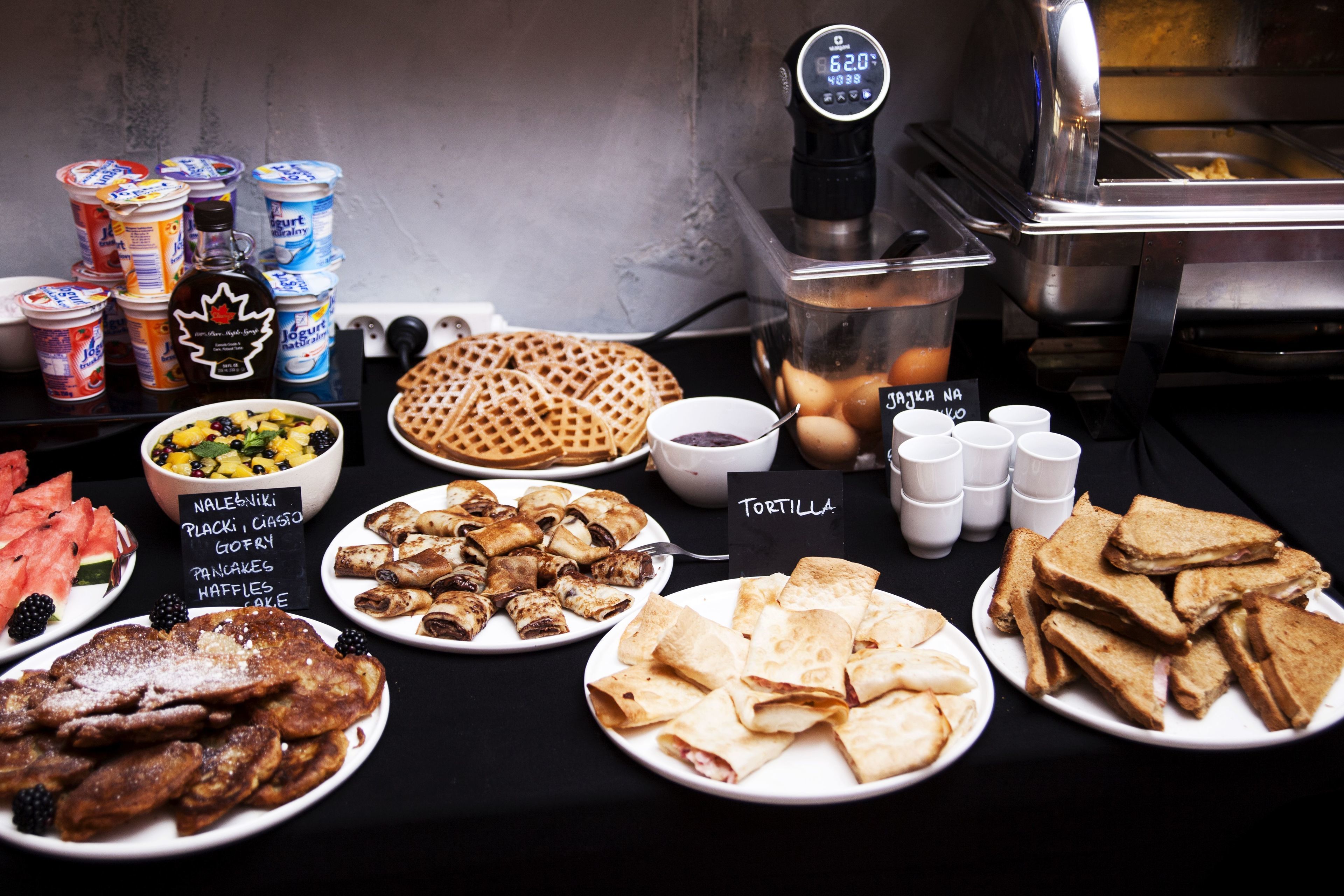 每日供应自助式早餐（每人 PLN 49）