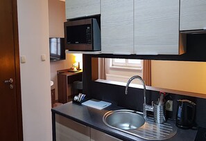 Deluxe Double Room, Kitchenette | Private kitchen