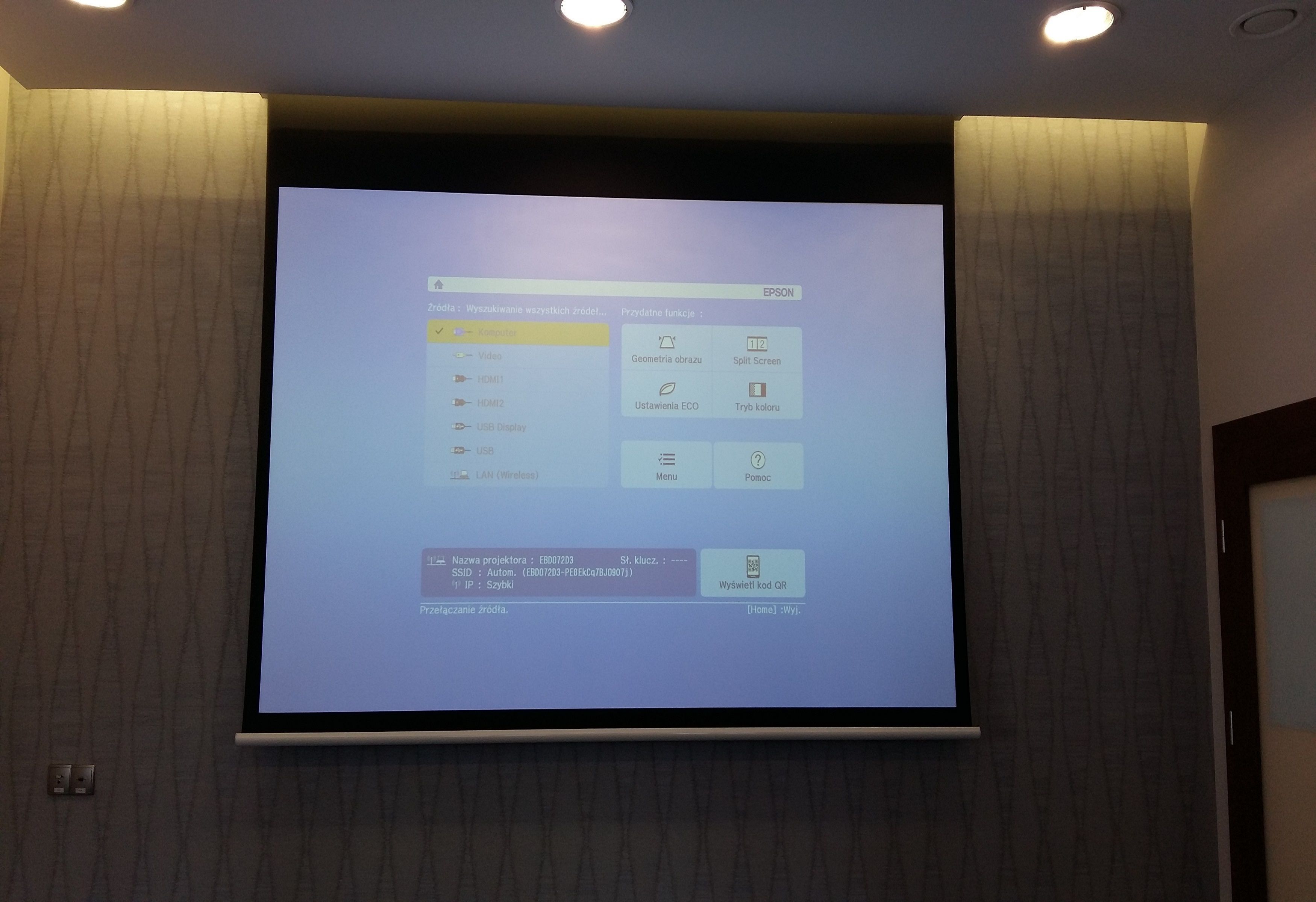 Una pantalla proyectora muestra un menú con opciones como "Geometry obrazu", "Split Screen" y "Menu".
