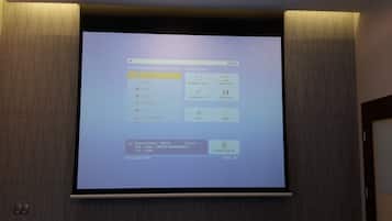 Una pantalla proyectora muestra un menú con opciones como "Geometry obrazu", "Split Screen" y "Menu".