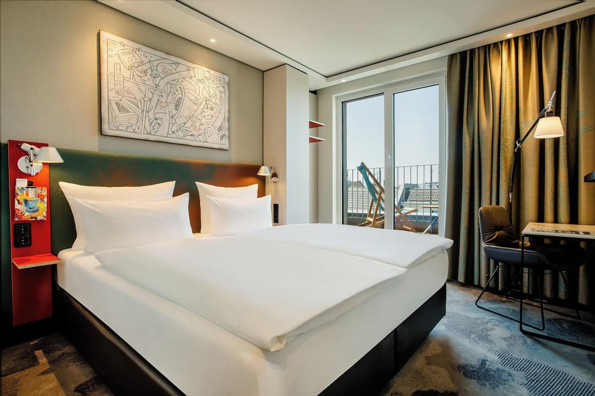 Standard Room, 1 King Bed, Balcony