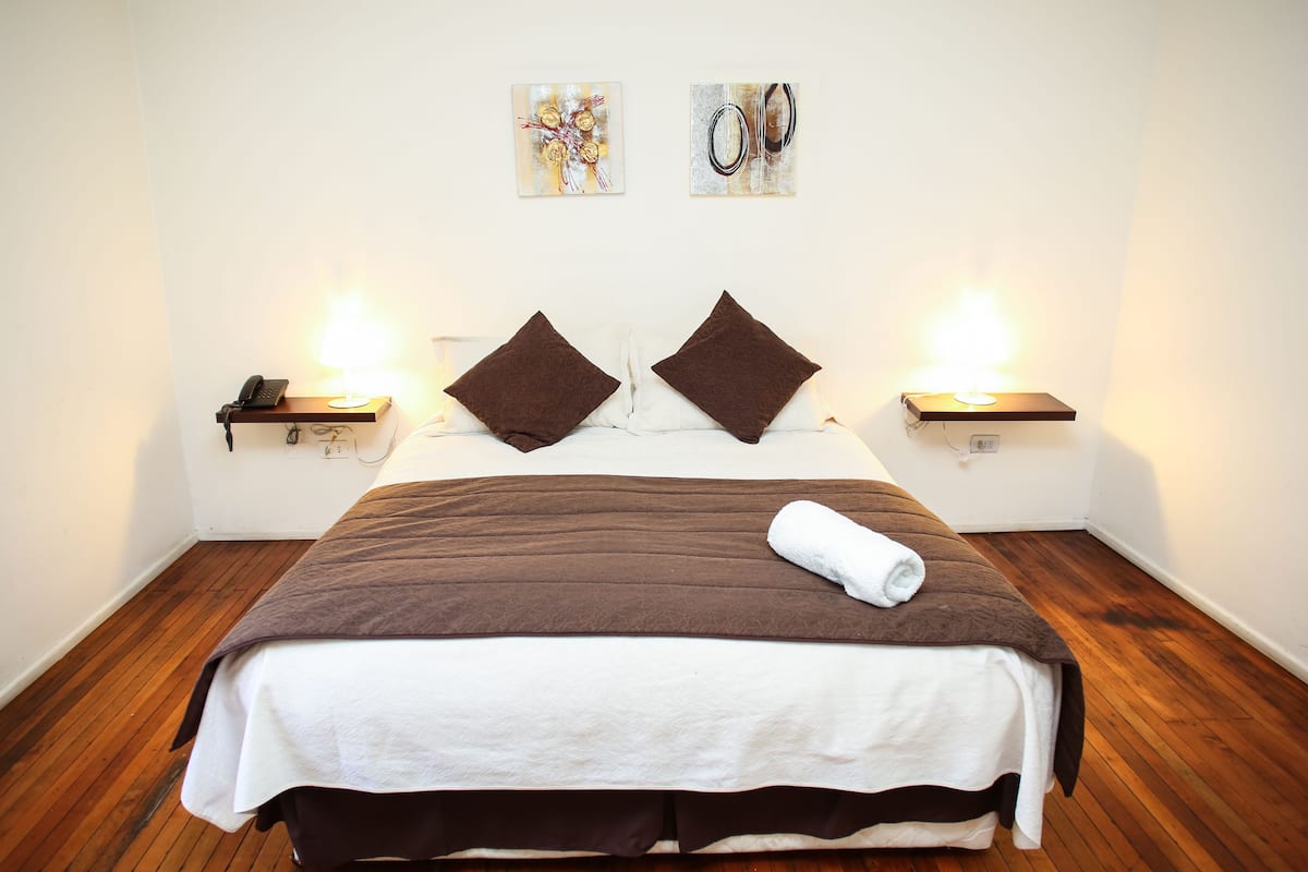 Habitación doble | Minibar, caja de seguridad en la habitación y escritorio