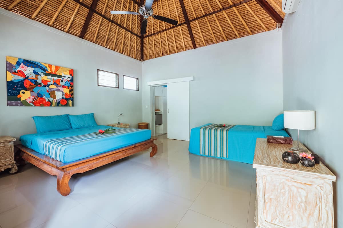 bungalow, garden view | in-room safe, blackout curtains, free wifi, bed sheets