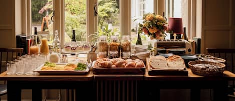 Daily cooked-to-order breakfast for a fee