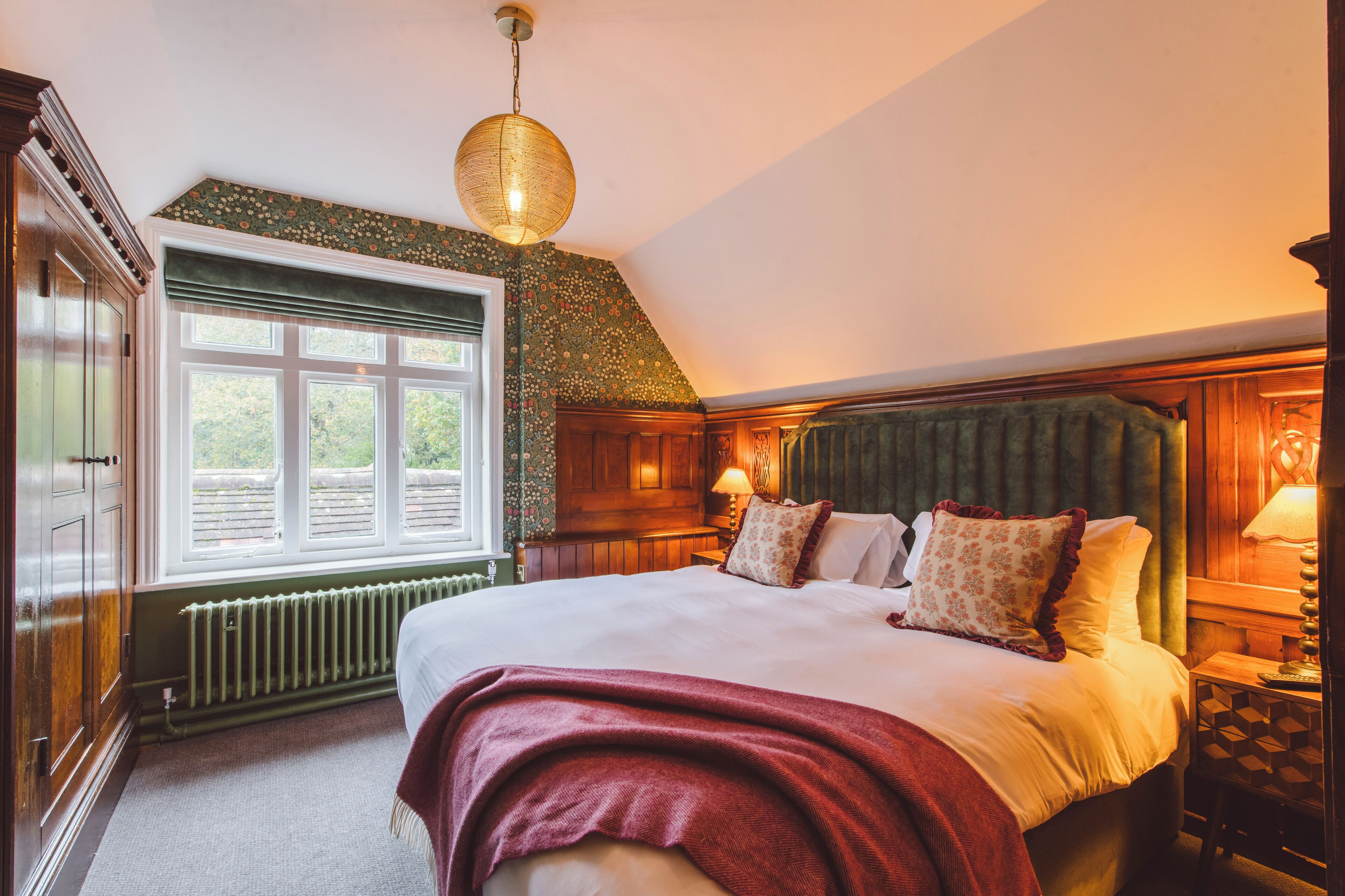 خزنة داخل الغرفة ومكواة/لوح كي وواي فاي مجانًا وملاءات أسرّة