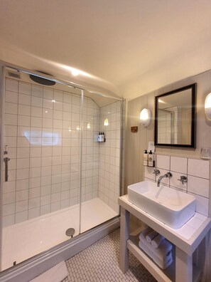 Comfy Double room | Bathroom | Shower, free toiletries, hair dryer, towels - Bel & The Dragon Churt (Farnham)