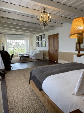 Ropa de cama de alta calidad, cubrecamas y artículos del minibar gratis 