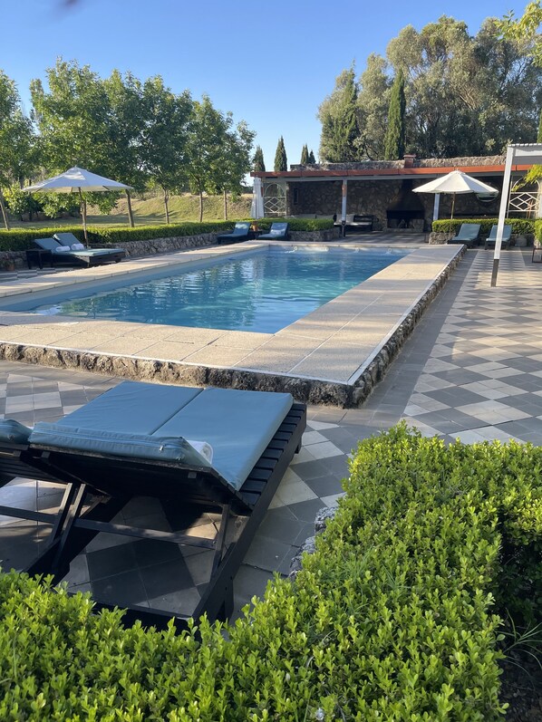 Piscine extérieure (ouverte en saison), parasols de plage