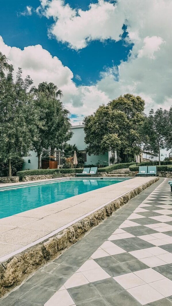Piscine extérieure (ouverte en saison), parasols de plage