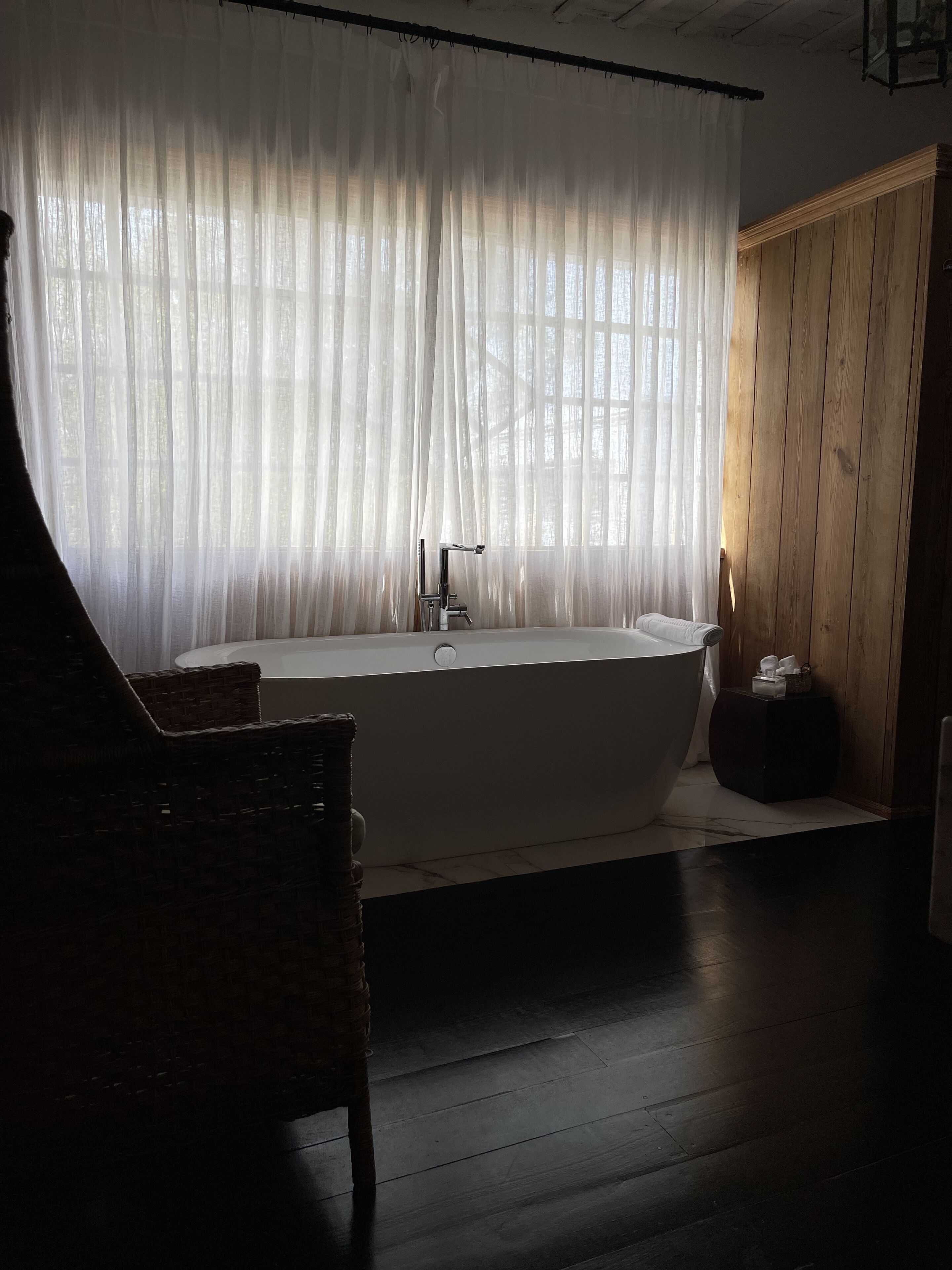Ropa de cama de alta calidad, cubrecamas y artículos del minibar gratis 