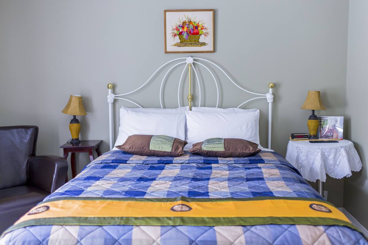 Standardzimmer, 1 Queen-Bett, eigenes Bad | Individuell dekoriert, individuell eingerichtet, Schreibtisch