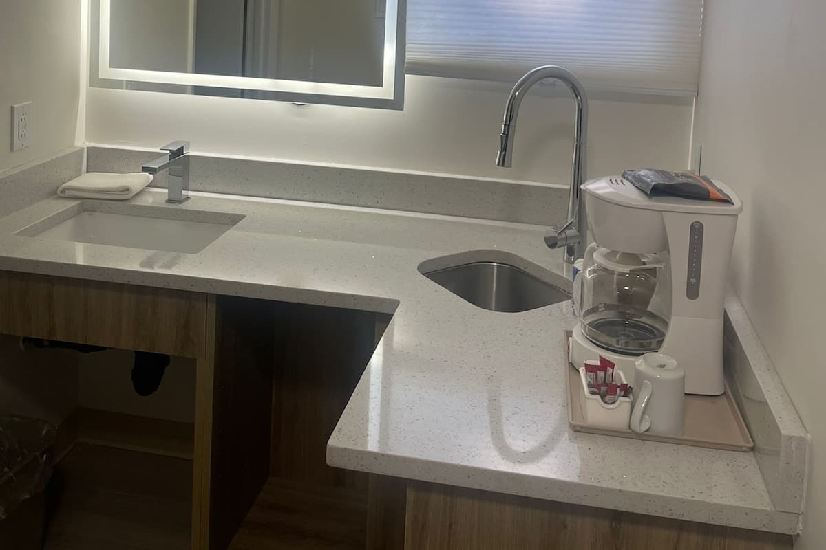 Bañera con ducha, toallas