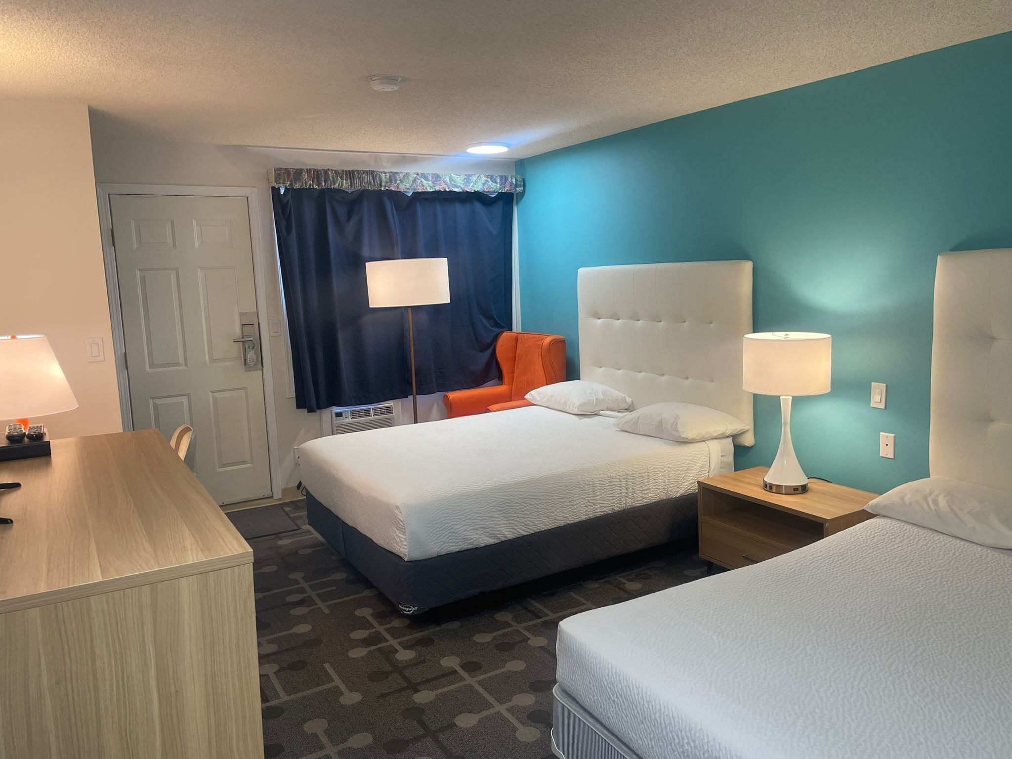 Escrivaninha, espaço de trabalho para notebook, Wi-Fi de cortesia