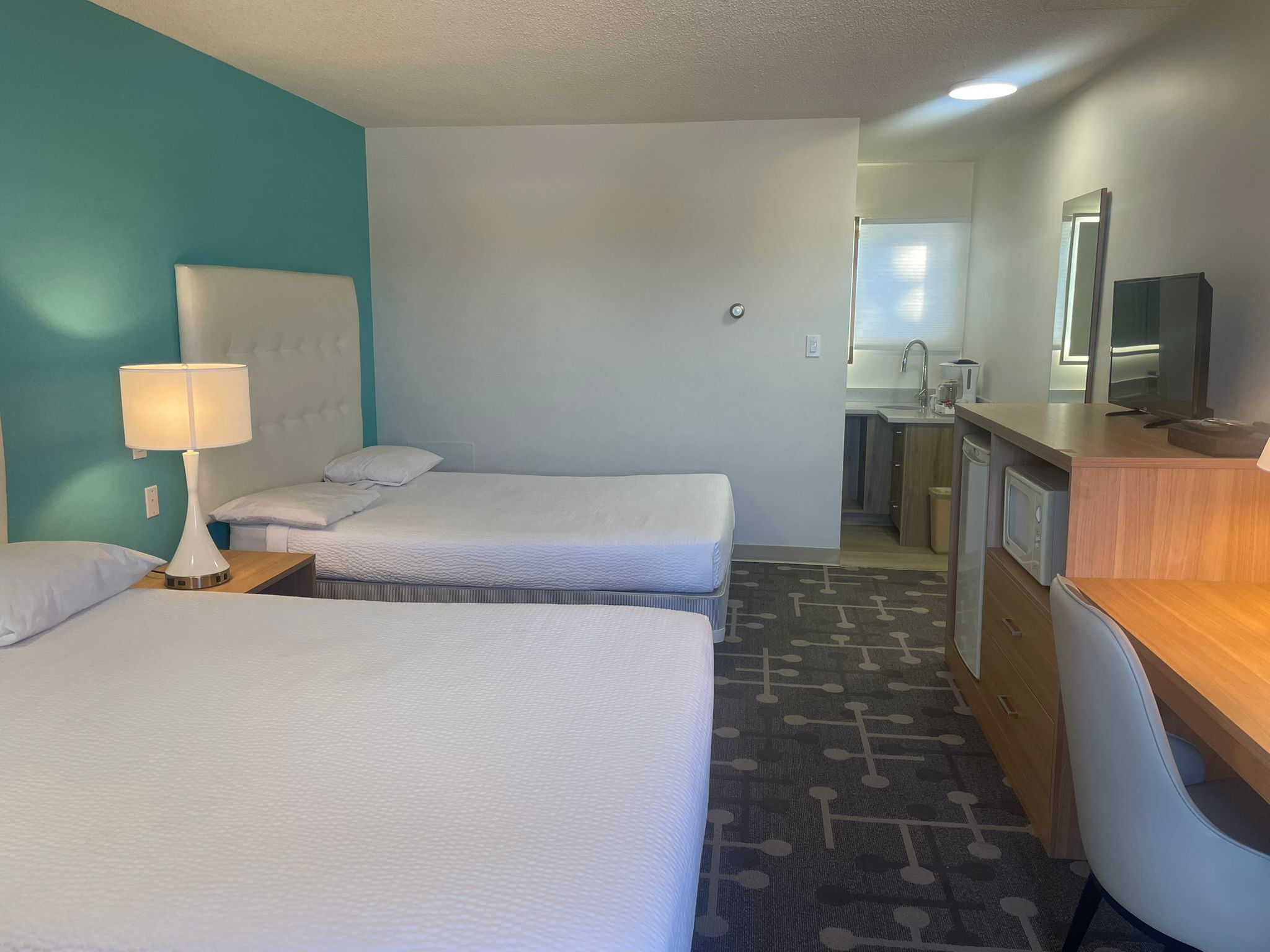 Schreibtisch, laptopgeeigneter Arbeitsplatz, kostenloses WLAN