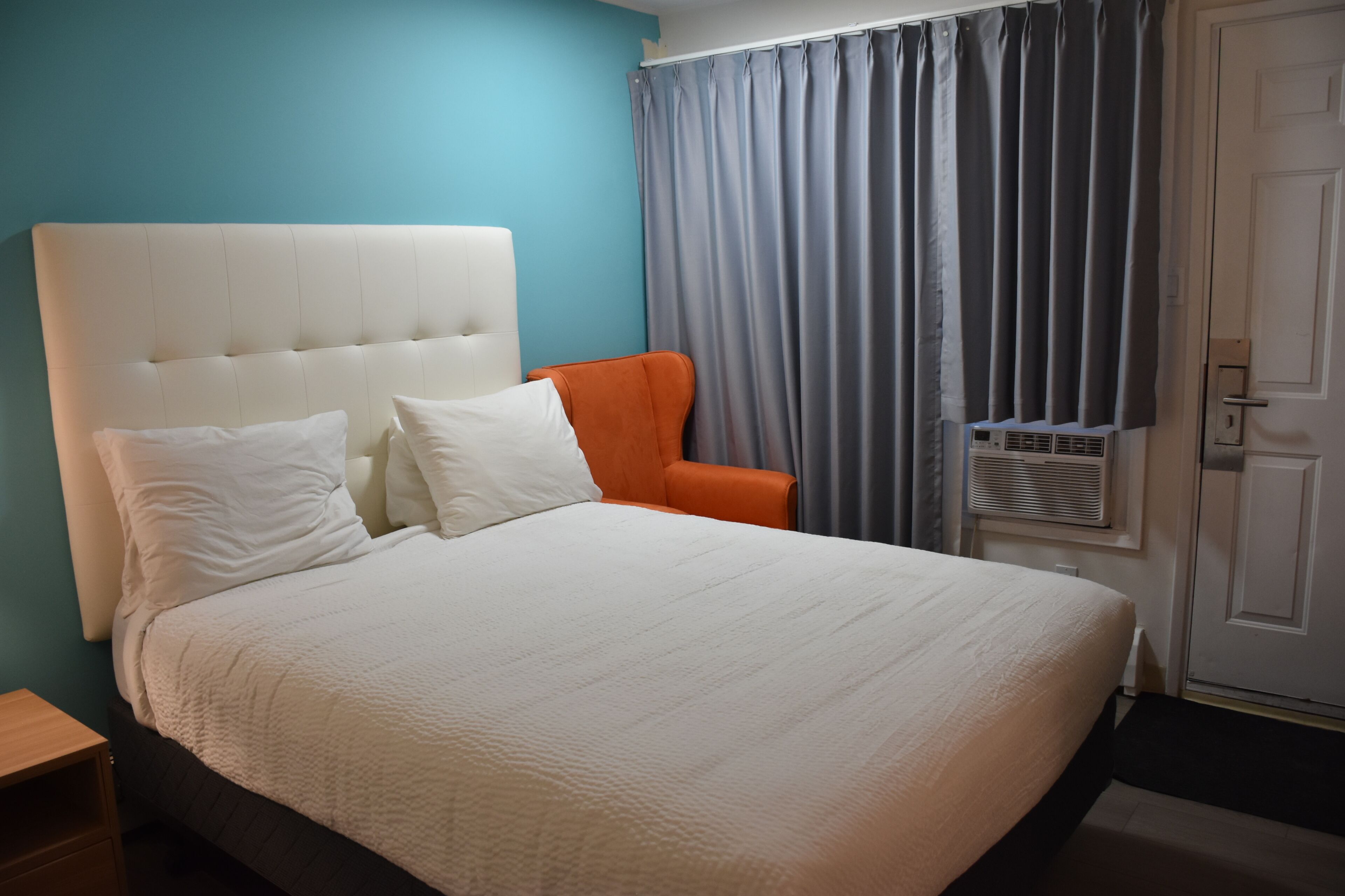 مكتب ومساحة عمل للكمبيوتر المحمول وواي فاي مجانًا وملاءات أسرّة