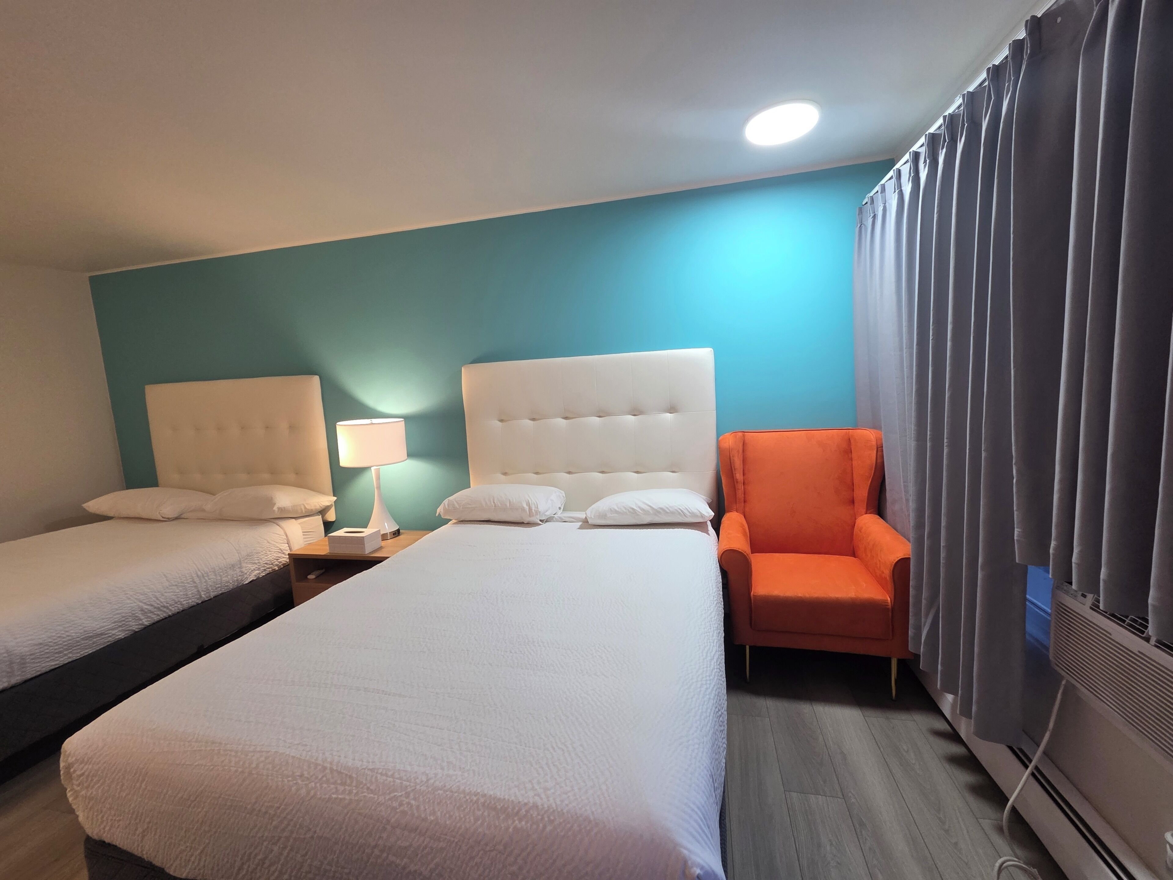 办公桌、笔记本电脑工作区、免费 WiFi、床单