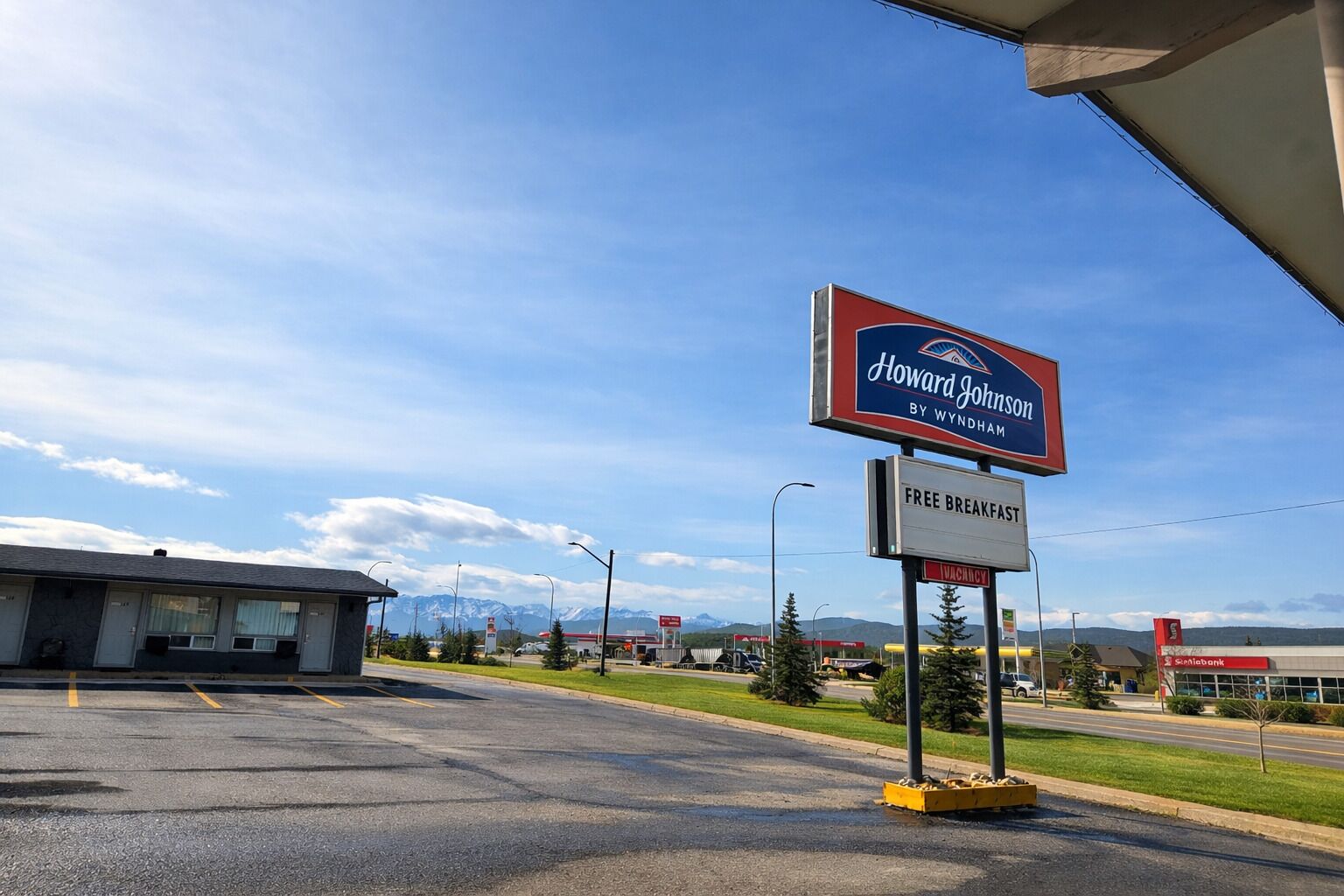 A Howard Johnson by Wyndham gas station with a sign offering free breakfast.