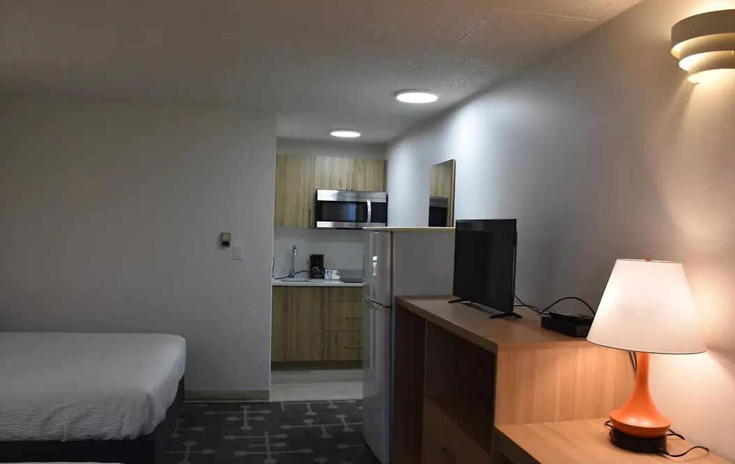 Desk, laptop workspace, WiFi (free), bed sheets