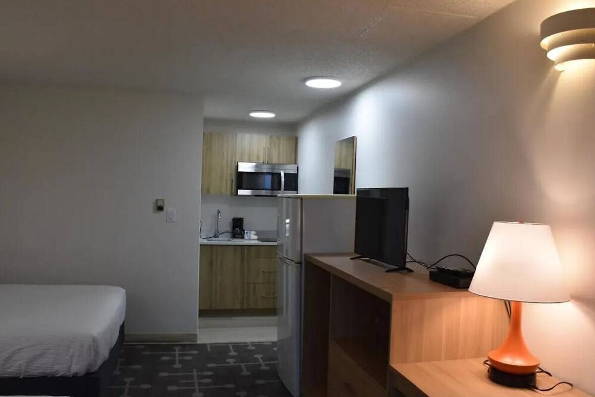 Una scrivania, postazione laptop, Wi-Fi gratuito, lenzuola