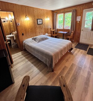 Habitación, 1 cama Queen size (Motel) | Tabla de planchar con plancha y ropa de cama