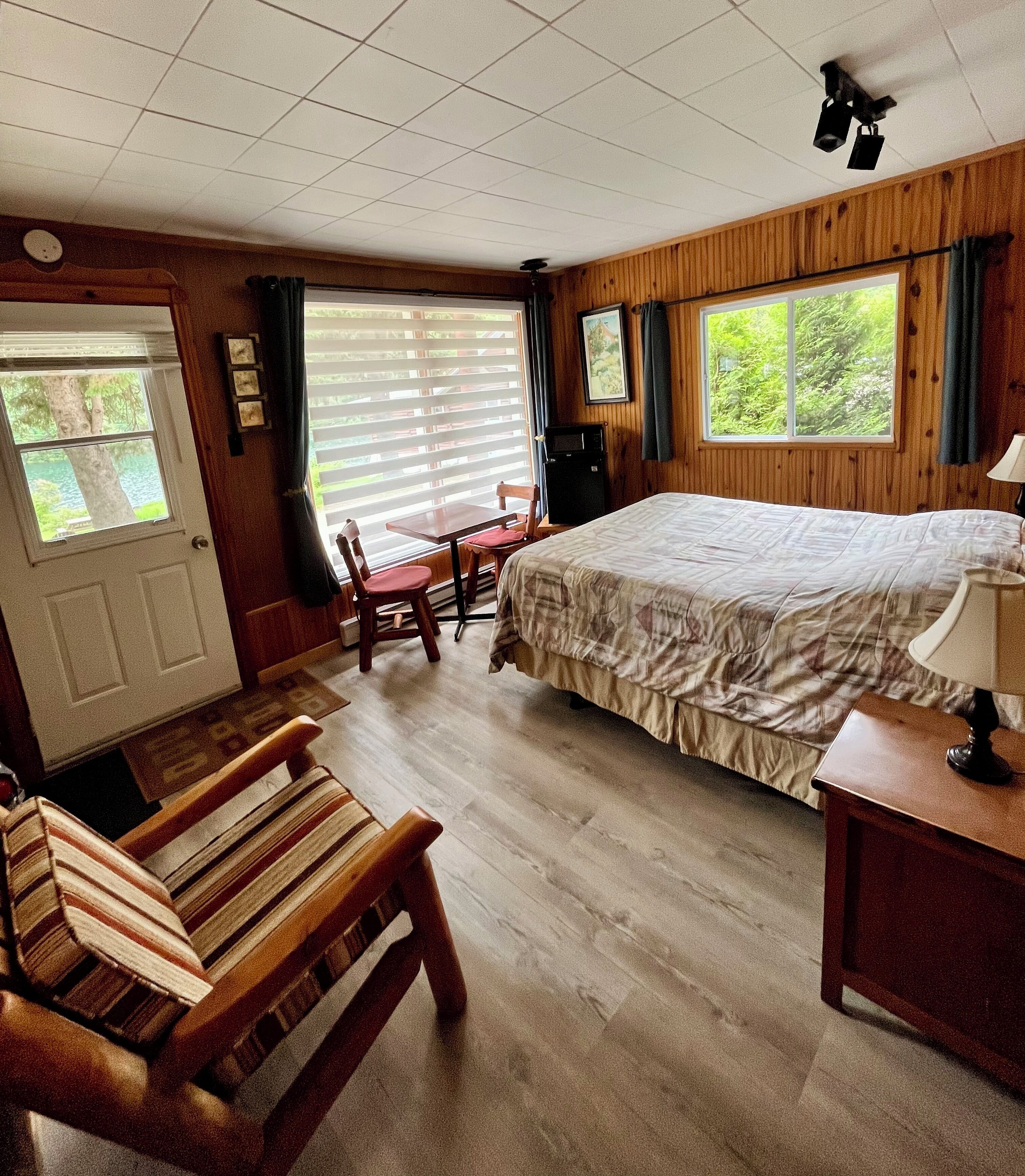 Habitación, vista parcial al lago | Tabla de planchar con plancha y ropa de cama 