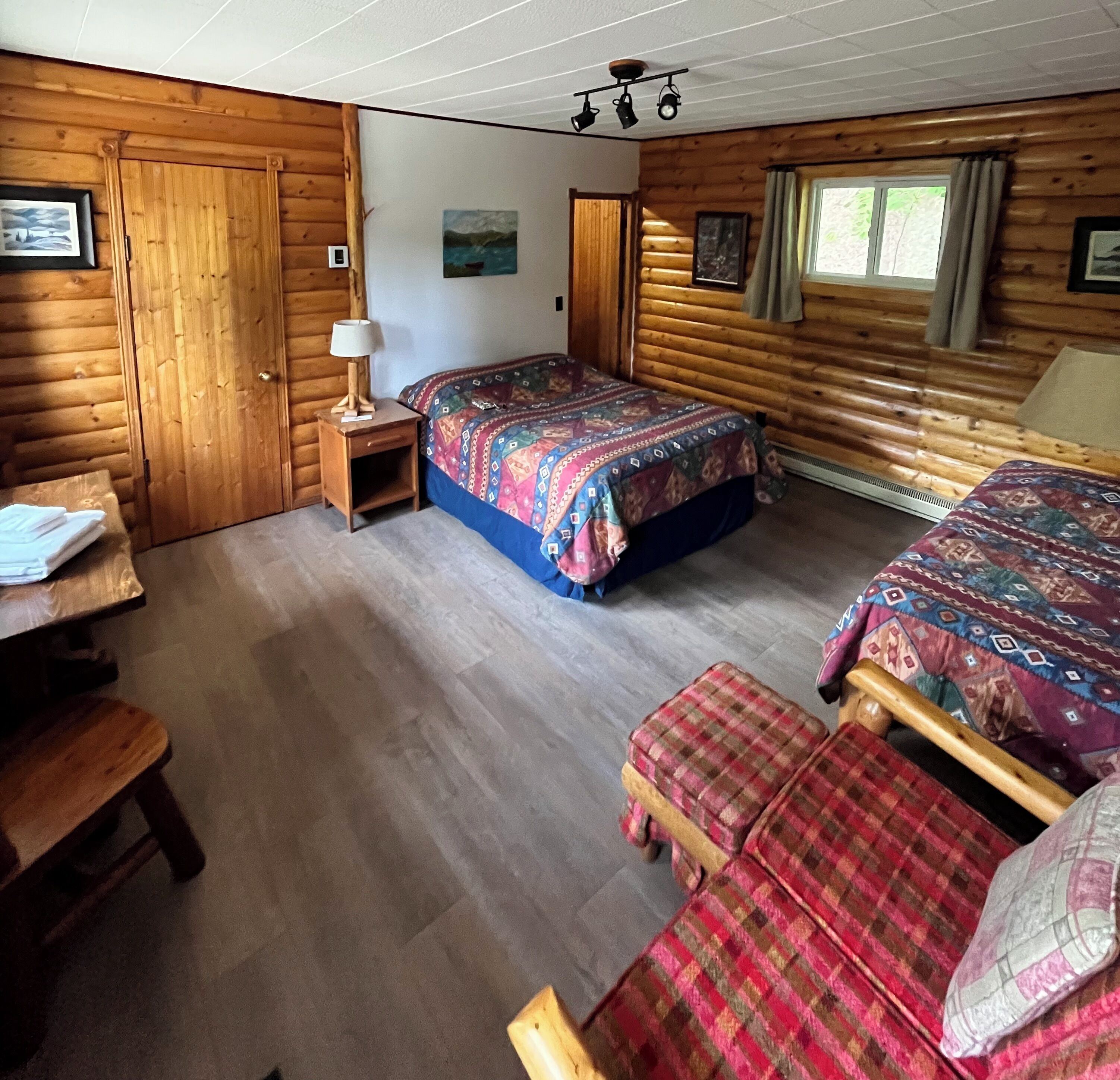 Estudio, vista parcial al lago | Tabla de planchar con plancha y ropa de cama 