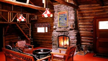 Chalet, 5 Bedrooms (Abenakis Wigwam) | Living area