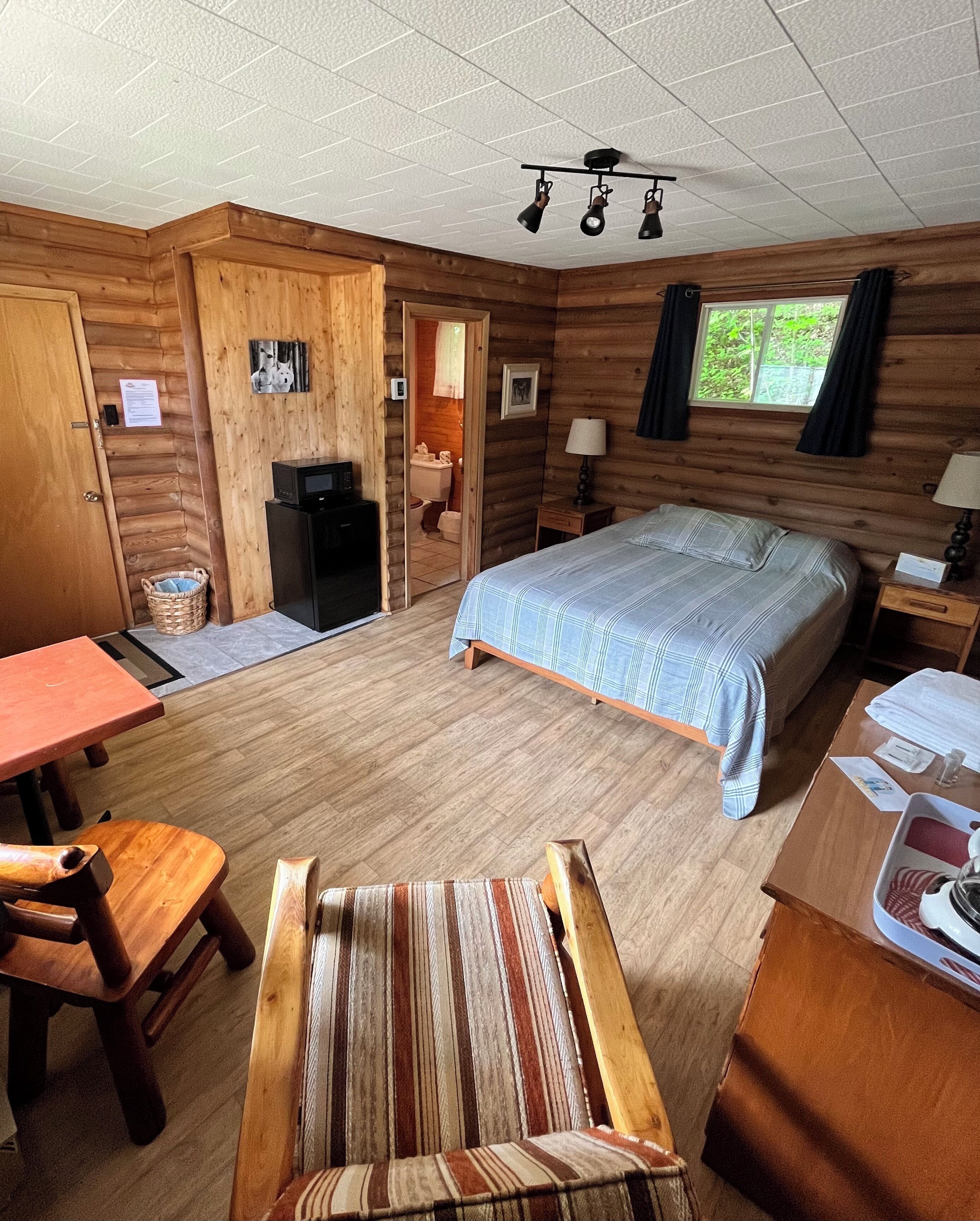 Habitación, vista parcial al lago | Tabla de planchar con plancha y ropa de cama 
