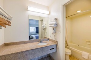 Tina con regadera y regadera con hidromasaje 