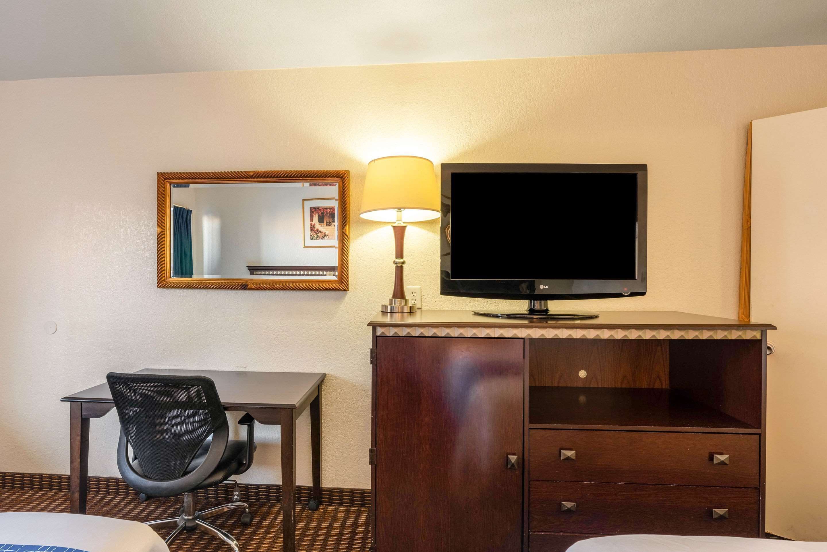 Caja de seguridad en la habitación y escritorio 