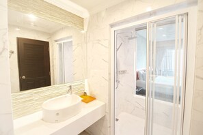 In-room safe, rollaway beds, free WiFi, bed sheets - Seaside Jomtien Beach (Pattaya)