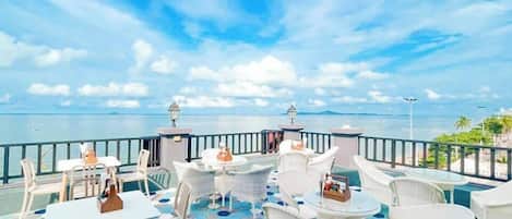 Serveert lunch, diner, Thaise gerechten, buitendiner