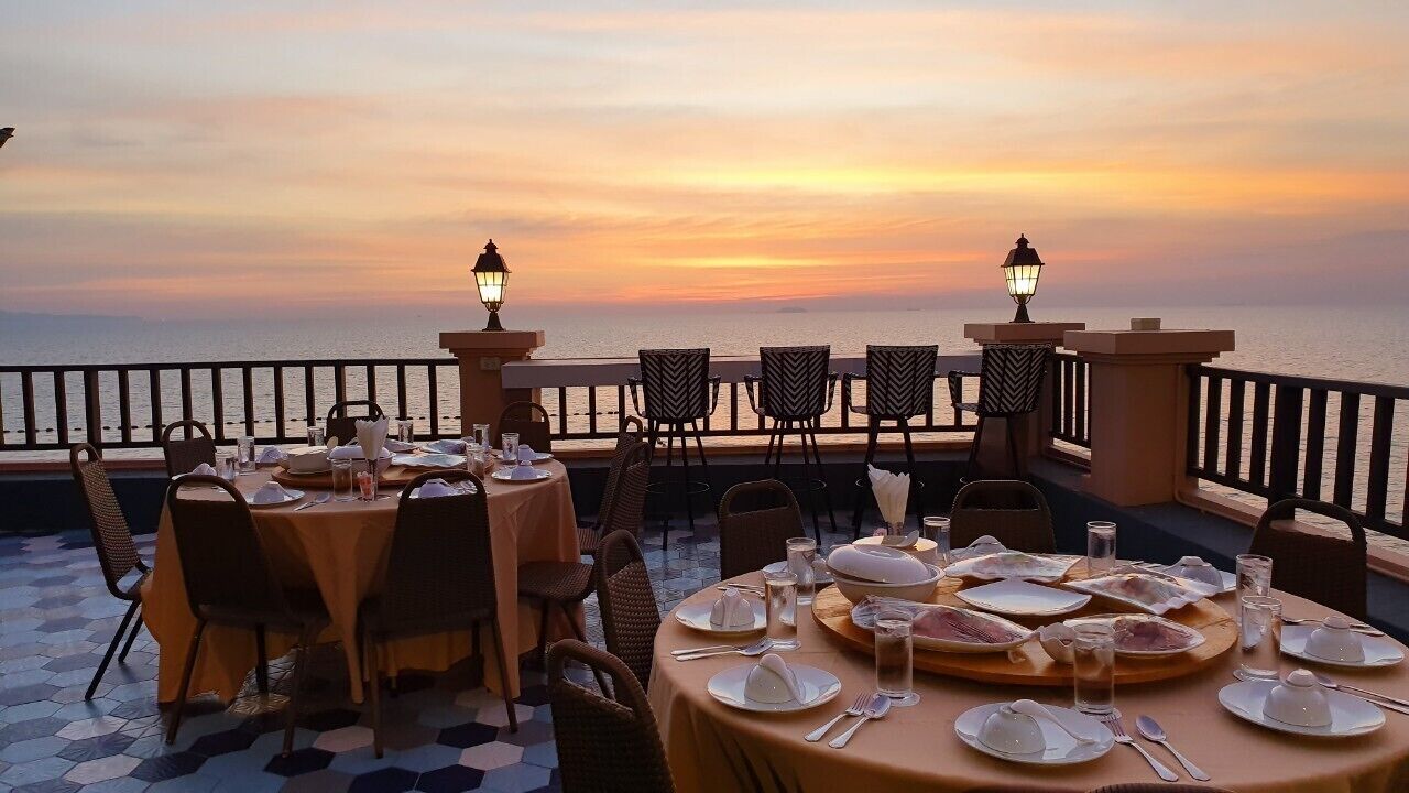 Se sirven comidas, cenas y cocina tailandesa con mesas al aire libre