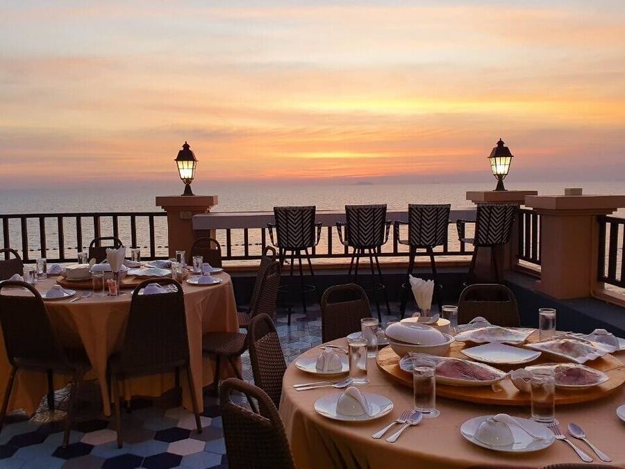 Lunch, dinner served; Thai cuisine, alfresco dining