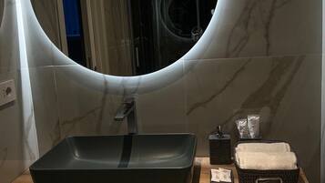 Wellness Spa Suite | Banheiro | Banheira e chuveiro separados, banheira de hidromassagem
