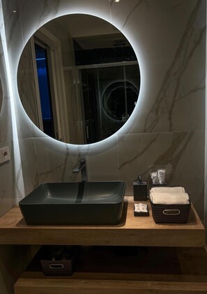 Wellness Spa Suite | 욕실 | 별도의 욕조 및 샤워 시설, 분사식 욕조, 수중안마 샤워기, 무료 세면용품