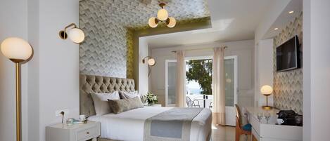 Une chambre à coucher moderne avec une tête de lit capitonnée, une table de chevet avec une lampe et une grande fenêtre avec des rideaux.