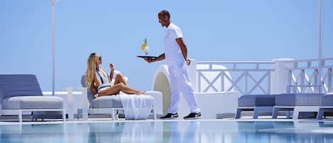 Açık yüzme havuzu, 09.30 ve 19.30 saatleri arasında açık, şezlonglar