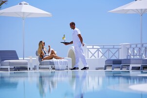 室外游泳池，09:30 至 19:30 开放，日光浴躺椅